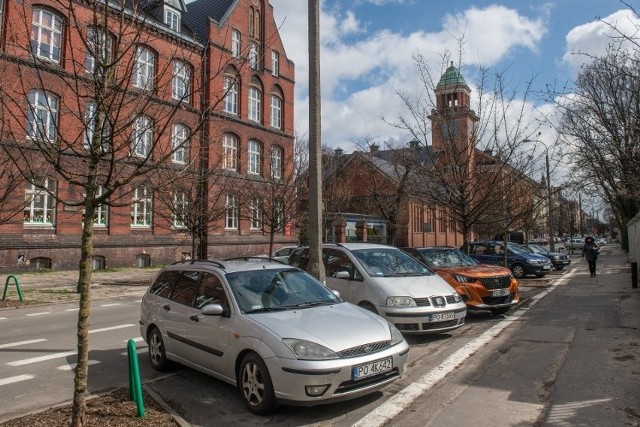 Na dziedzińcu między SP36 a dawną SP92 nie będzie jednak parkingu - boisko zostanie zachowane i wyremontowane