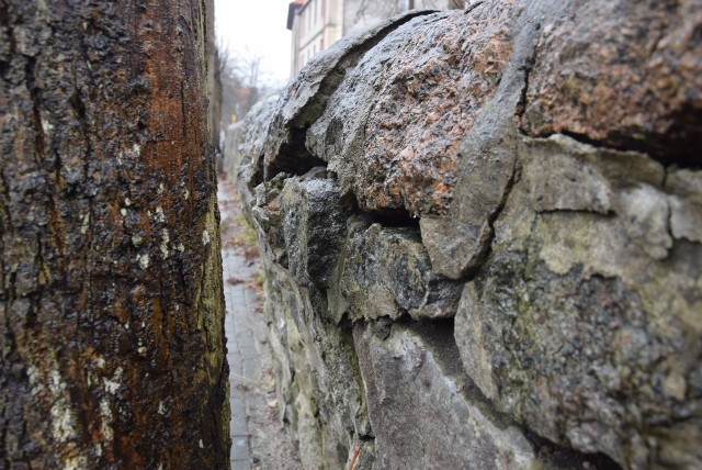 Sypie się kamienny mur oporowy przy ulicy Dworcowej w Miastku. Zagrożeni są piesi