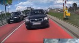 Agresor w toyocie gonił innego kierowcę przez pół Wrocławia! Bo wjechał na jego pas [ZOBACZCIE FILM]