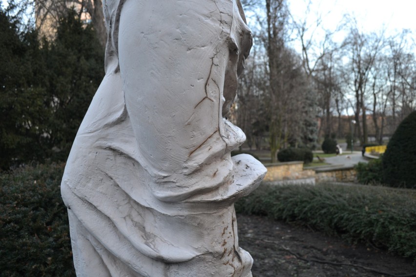 Rzeźba matki z dzieckiem, która znajduje się w parku