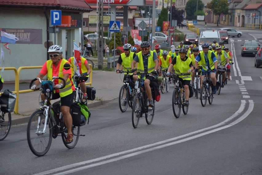 Pielgrzymka rowerowa z Elbląga zawitała do Lipna. Ulicami miasta przejechało na rowerach ponad 130 pątników [zdjęcia]