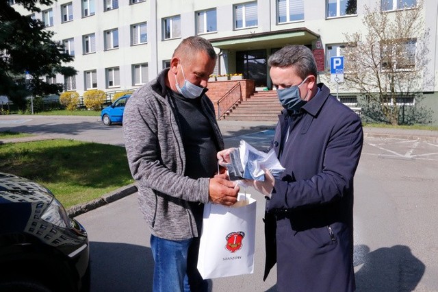 Burmistrz Leszek Kopeć przekazał maseczki ochronne na ręce sołtysów z gminy Staszów.