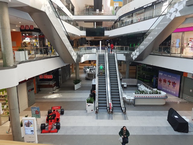 Niecodzienny widok. Zwykle rojące sie od ludzi galerie handlowe, jak Silesia City Center i Supersam, podczas pandemii koronawirusa świecą pustkami.Zobacz kolejne zdjęcia. Przesuwaj zdjęcia w prawo - naciśnij strzałkę lub przycisk NASTĘPNE