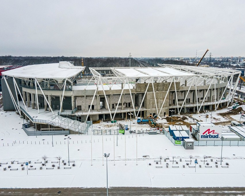 Stadion ŁKS dosłownie biało-czerwono-biały. Piękne, zimowe zdjęcia ŁKS z lotu ptaka