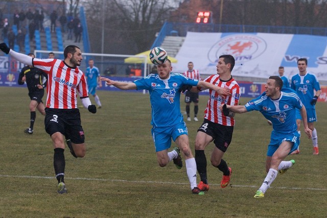 Kamil Zieliński (z piłką) w pierwszym meczu dał się mocno we znaki zawodnikom Cracovii Kraków. Podobnie jak Wojciech Fadecki (obok, z prawej), który jednak w rewanżu nie zagra za nadmiar kartek.