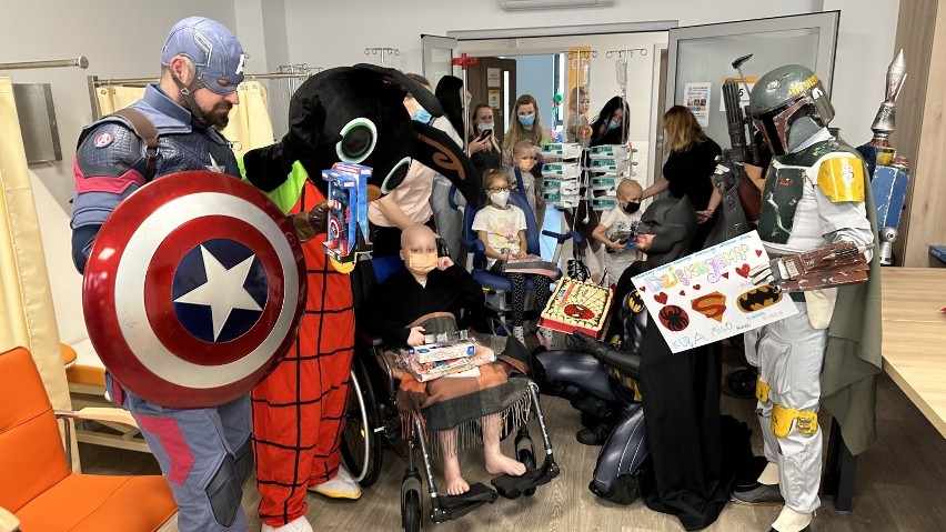 Superbohaterowie odwiedzili wojowników o zdrowie w Zielonej...