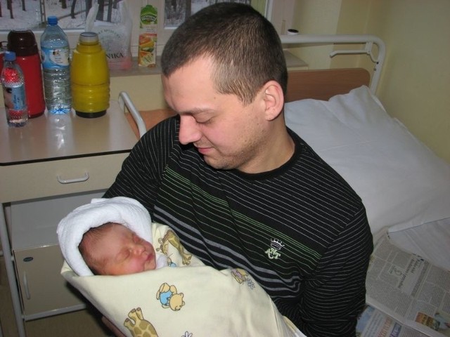 Franciszek Sieluk urodził się w sobotę, 4 lutego. Ważył 3700 g i mierzył 58 cm. Jest pierwszym dzieckiem Pauliny i Daniela z Urli (powiat wołomiński)