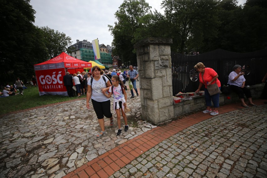 Pielgrzymka kobiet i dziewcząt do Piekar. Prosiły Matkę Boską o zdrowie dla siebie i rodziny ZDJĘCIA