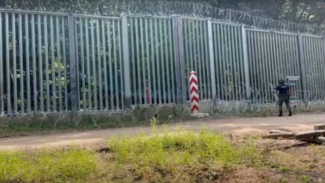 Na odcinku polsko-białoruskiej granicy dochodzi do licznych ataków na polskie służby. Osoby znajdujące się po białoruskiej stronie rzucają w funkcjonariuszy i żołnierzy kamieniami, konarami drzew.