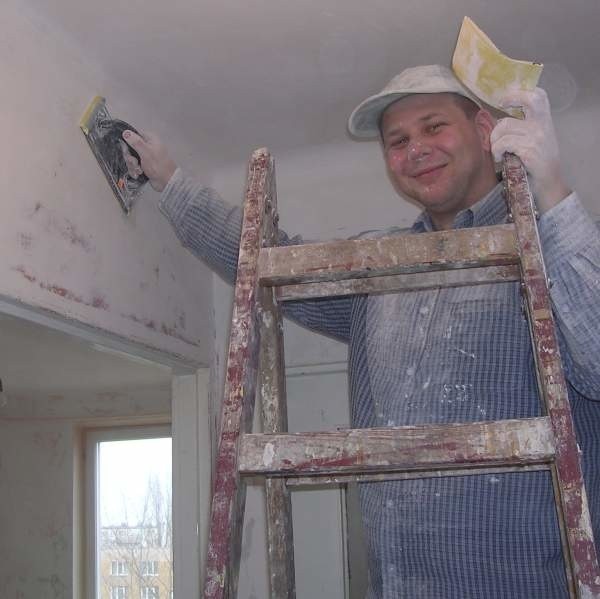 Damian Bogdański z Tarnobrzega mówi, że jest szczęśliwcem: - Mieszkanie kupiliśmy od znajomych, tylko za 1275 złotych od metra.