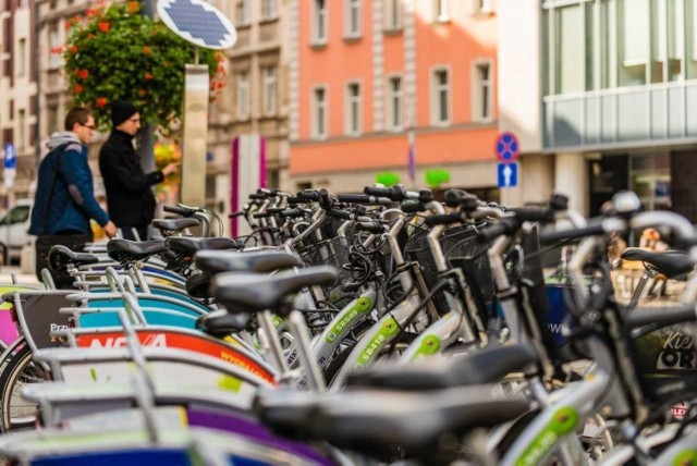 Wypożyczalnia rowerów miejskich na rynku w Katowicach