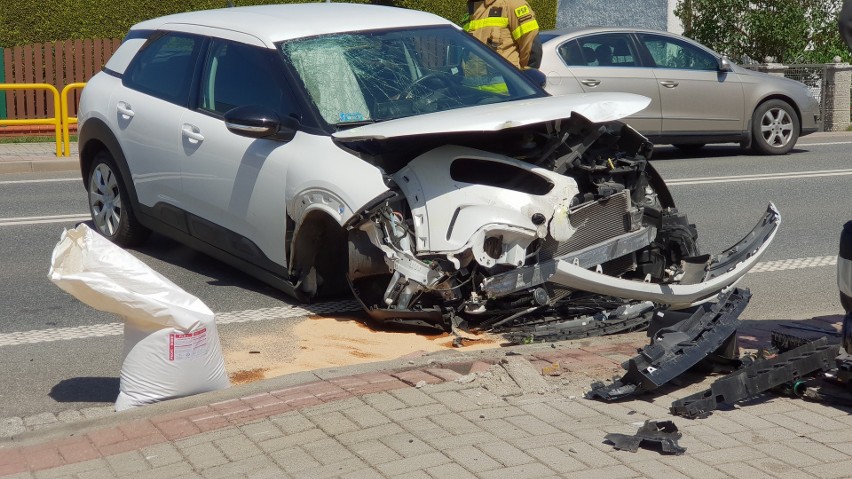 Tak wyglądał citroen po zderzeniu z barierkami.