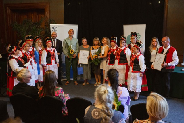 Podczas piątkowej uroczystej gali w zabytkowym pałacu w Damnicy starosta słupski Paweł Lisowski uhonorował osoby, stowarzyszenia i zespoły szczególnie zasłużone dla powiatu słupskiego w dziedzinie twórczości artystycznej oraz upowszechniania i ochrony dóbr kultury. Imprezie towarzyszyła wystawa obrazów podsumowująca III Powiatowy Plener Malarski „Oczami baronowej Klary”. Organizatorami wydarzenia byli Starostwo Powiatowe w Słupsku i Centrum Kultury Powiatu Słupskiego.