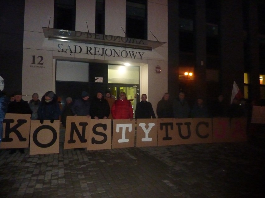 Protest w obronie demokracji przed Sądem w Starachowicach