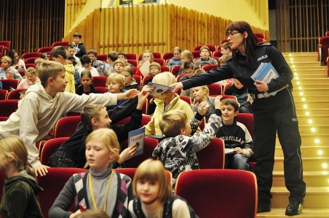 Każdy uczeń otrzymał książeczkę i elementy odblaskowe.