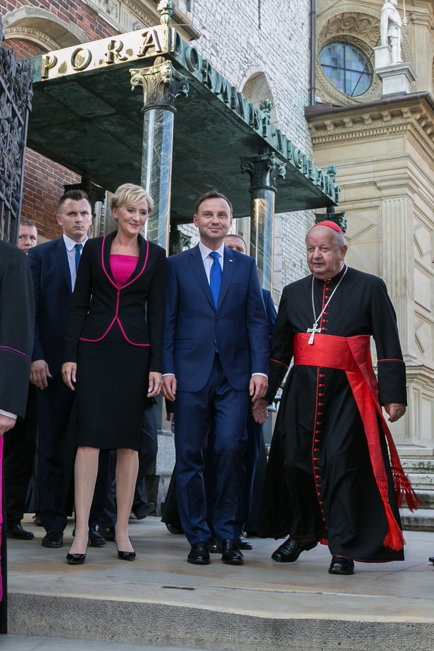 Prezydent Andrzej Duda złożył kwiaty w krypcie na Wawelu [ZDJĘCIA]