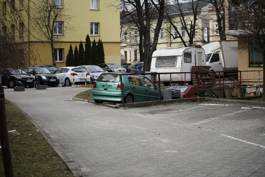 Wysypisko śmieci w centrum Rzeszowa. Sąsiedzi skarżą się na smród i szczury. "Do poniedziałku to ma zniknąć", słyszymy w ratuszu