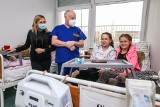 Dwie wyjątkowe operacje usunięcia jelita w poznańskim szpitalu dziecięcym. Siostry z Limanowej czekają na powrót do domu