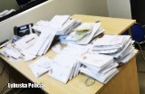 Listonosz z Żagania zamiast dostarczać listy... brał je do domu. Policjanci znaleźli u niego ponad 1150 listów!
