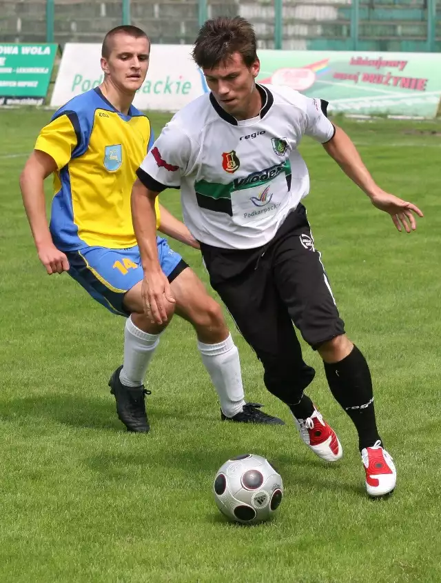 Piłkarze Stali Stalowa Wola (z piłką Łukasz Stręciwilk) grają w pierwszej rundzie Pucharu Polski z Concordią w Piotrkowie Trybunalskim.