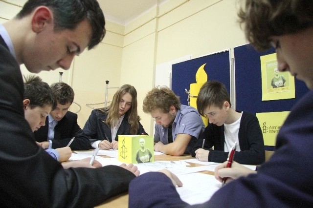Uczniowie klasy 3 b gimnazjum numer 7 w Kielcach podczas pisania listów.