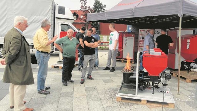 Uczestnicy targów z zainteresowali się prezentacją spalania sprasowanych trocin w kotle V klasy