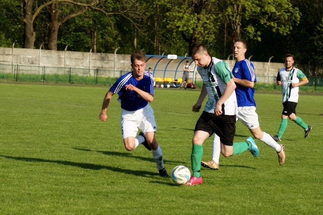 Bramki: Kacper Wiktorowicz (7) - Tomasz Krysiński (20), Tomasz Witkowski (67)W 22 kolejce rozgrywek o mistrzostwo KL. A w grupie 2 w Piechcinie na stadionie Zagłębia rozegrane zostało bardzo zacięte spotkanie, gospodarze podejmowali Pałuczankę Żnin. Przez dziewięćdziesiąt minut gry obie jedenastki pokazały dobrego futbolu. W pierwszej połowie gospodarze po celnym trafieniu Kacpra Wiktorowicza już w 7 minucie obieli prowadzenie. W odpowiedzi po jednej z kontr niezawodny Tomasz Krysiński pokonując golkipera miejscowych doprowadził do wyrównania. W drugiej połowie obraz gry nie zmienił się, obie drużyny robiły wszystko aby zdobyć kolejne bramki. W 67 minucie szczęście uśmiechnęło się do przyjezdnych, bramkę na wagę zwycięstwa zdobył Tomasz Witkowski i po ostatnim gwizdku sędziego Pałuczanka zainkasowała cenne trzy punkty.Zagłębie: T. Kurczewski, K. Dybalski, B. Sarnowski, J. Ślebioda, J. Juszczyk, M. Wiktorowicz, K. Wiktorowicz, K. Popiołkiewicz, B. Wiktorowicz, D. Pawlak, M. Nowak, P. Marciniak.Trener Piotr Marcisz.Pałuczanka: W. Orzechowski, M. Margas, M. Grochowski, T. Szpechciński, R. Małecki, P. Głowski (89 J. Musiał), P. Kowalski, P. Polaczek (75 M. Mikoś), T. Witkowski, B. Kulik, T. Krysiński.  Trener Rafał Krygier.Zobacz także: Wszystkie drogi prowadzą do Wenecji [zdjęcia]Info z Polski - przegląd najważniejszych oraz najciekawszych informacji z kraju 26.04.2018 