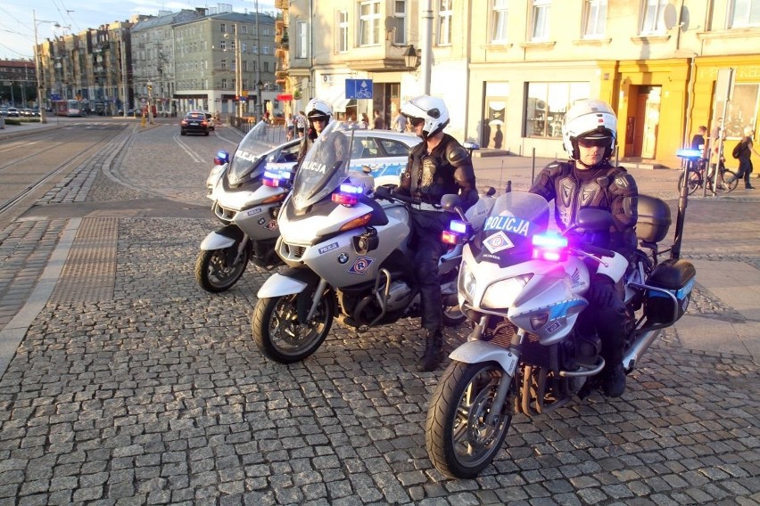 Rowerowa masa krytyczna we Wrocławiu. Kilkanaście patroli policji zabezpieczało cyklistów [ZDJĘCIA] 