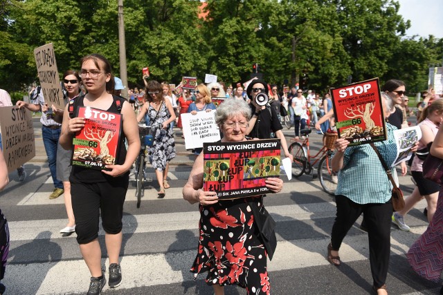 5 lipca o godz. 16 rozpocznie się kolejny protest w sprawie planowanej przebudowy placu Rapackiego w Toruniu. Tym razem jego organizatorzy chcą zwrócić uwagę na problemy, jakie w nowej przestrzeni będą miały osoby starsze i niepełnosprawne.W piątek mieszkańcy Torunia ponownie wyjdą na ulice, a konkretnie na plac Rapackiego. Nadal będą protestować przeciw planowanym wycinkom, ale nie tylko.Zobacz także: Ile zarabia policjant? Najnowsze zarobki wg stanowisk 2019. Prezentujemy dane z Komendy Wojewódzkiej Policji w Bydgoszczy- Przebudowa placu spowoduje także istotne zmiany w ruchu pieszych - mówi Piotr Marach, jeden z organizatorów protestu. - A ruch między Bydgoskim Przedmieściem i starówką jest duży.