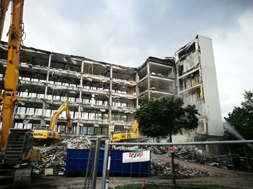 Rozbiórka budynku D Uniwersytetu Ekonomicznego w Katowicach. Będzie tu kampus projektu Tomasza Koniora. Wyburzanie trwa ZDJĘCIA + WIDEO