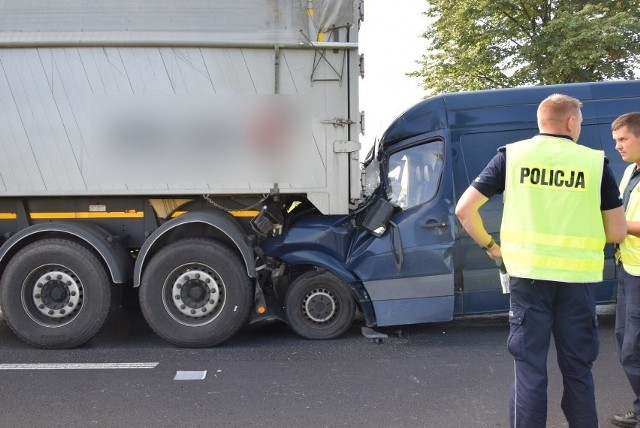 Bus wbił się w naczepę ciągnika na DK 36. Poszkodowanego kierowcę zabrał LPR.Kolejne zdjęcie --->