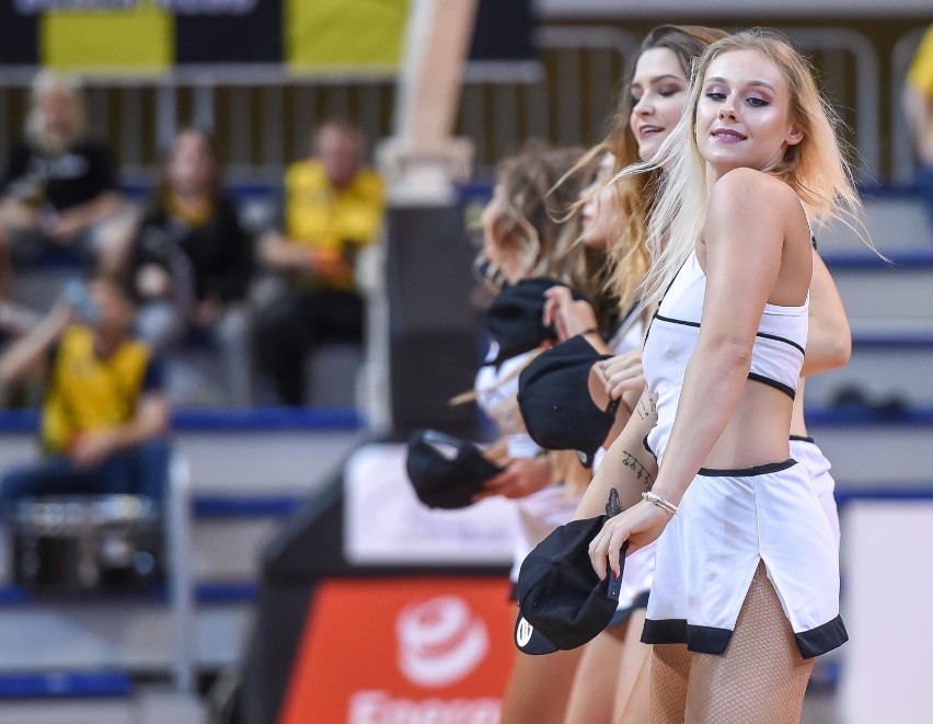 Cheerleaderki zachwycają urodą i pokazami tanecznymi