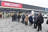 Kolejka ustawiła się już o poranku! Otwarcie sklepu Neonet w Toruniu. Były promocje i aromatyczna kawa