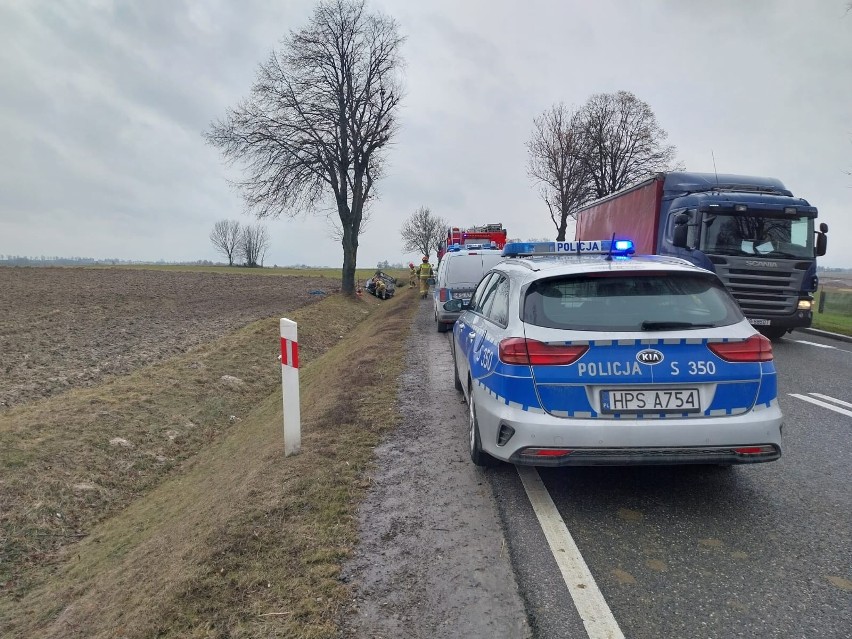 W Jurkowicach na drodze numer 74 dachował samochód. Ranne dwie osoby, był śmigłowiec Lotniczego Pogotowia Ratunkowego. Zobacz zdjęcia