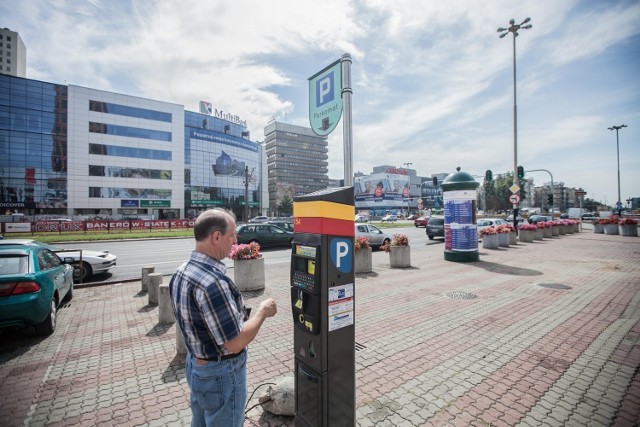 Przewodniczący Kacprzak uważa, że miasto powinno dążyć do tego, by łodzianie za parkowanie płacili kupując abonament, bo wtedy w miejskiej kasie zostaje więcej pieniędzy niż w przypadku kupowania biletów w parkomatach.