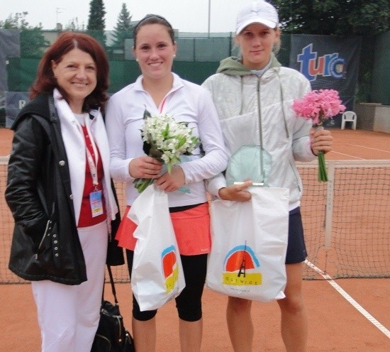 Na zdjęciu Justyna Jegiołka (z prawej) i Katarzyna Kawa (w środku) ze znaną wokalistką Urszulą Dudziak, która była gościem na kortach w Gliwicach.