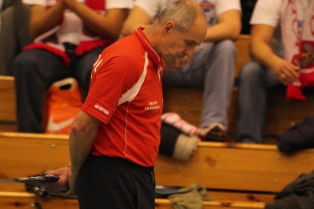 Trener Andrzej Dudziec będzie musiał sobie na razie sam poradzić w prowadzeniem zespołu.
