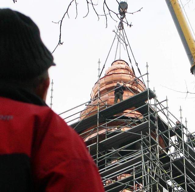 Montaż nowego hełmu kościelnej wieży w Mątwach