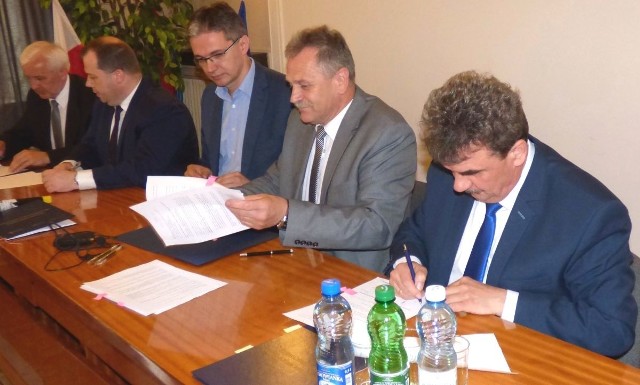 Starostowie buscy - Stanisław Klimczak i Jerzy Kolarz (od prawej) podpisali w czwartek preumowę na dofinansowanie budowy nowej siedziby Zespołu Szkół Technicznych i Ogólnokształcących w Busku-Zdroju.