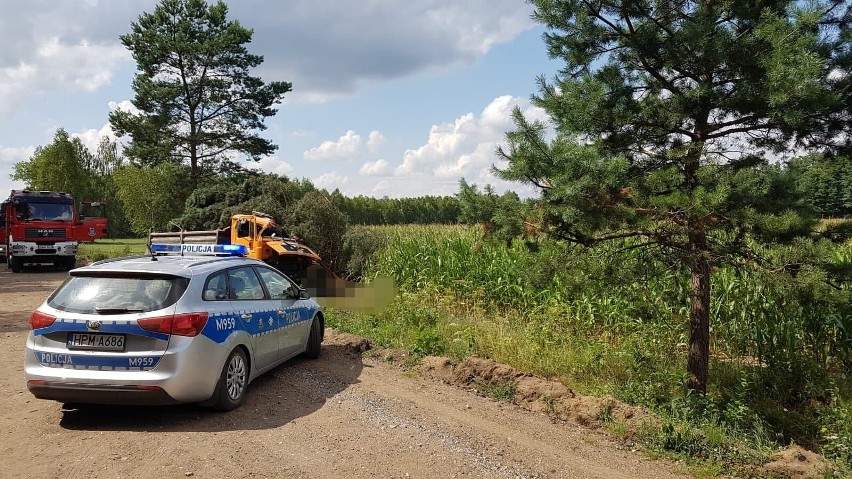 Trzaski. Śmiertelny wypadek. Ciężarówka uderzyła w drzewo. Kierowca zginął na miejscu