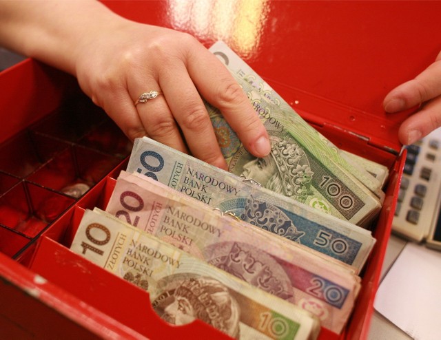 31.01.2008 warszawa pieniadze banknoty banknot finanse kasa place liczenie fot. maciej jeziorek/polskapresse
