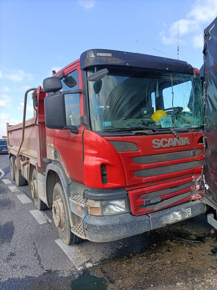 Wypadek trzech pojazdów przy zjeździe za autostrady A4 na...