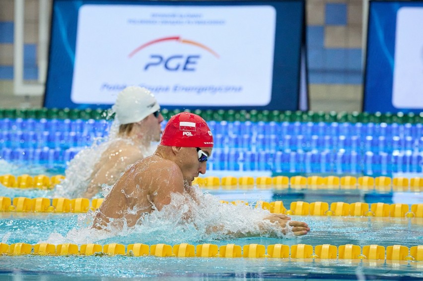 Mistrzostwa Polski w pływaniu. Złote medale  Aleksandry Knop i Jana Kałusowskiego