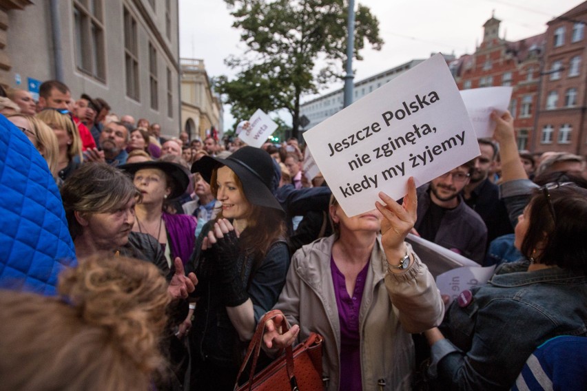 Łańcuch Światła: Protesty pod sądami w Gdańsku i w Gdyni przeciwko projektowi PiS  [WIDEO, ZDJĘCIA]