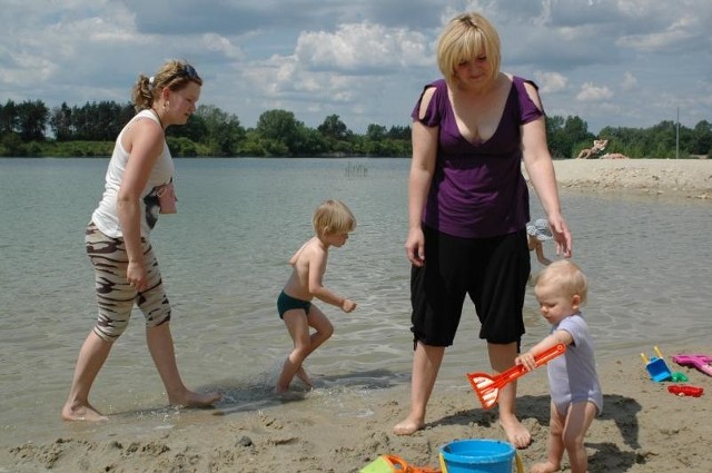 Karolina i Anna z Olkiem i Helenką  już wczoraj korzystały z plażowych dobrodziejstw na kąpielisku Bolko.  - Przydałby się tu jakiś plac zabaw i więcej koszy - mówi pani Karolina (po lewej).