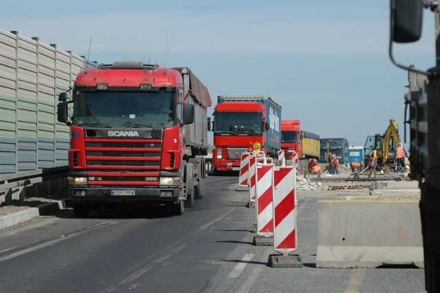 Trzeba szybko wzmocnić najazdy na niedawno wyremontowany wiadukt nad ulicą Gminną. Drogowcy obawiają się bowiem, że bez tego te fragmenty obwodnicy mogą się nam rozjechać.