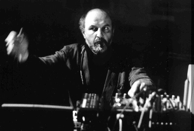 Marek Chołoniewski,wykładowca  Akademii Muzycznej w Krakowie, to kompozytor i wykonawca muzyki współczesnej oraz eksperymentalnej. 
