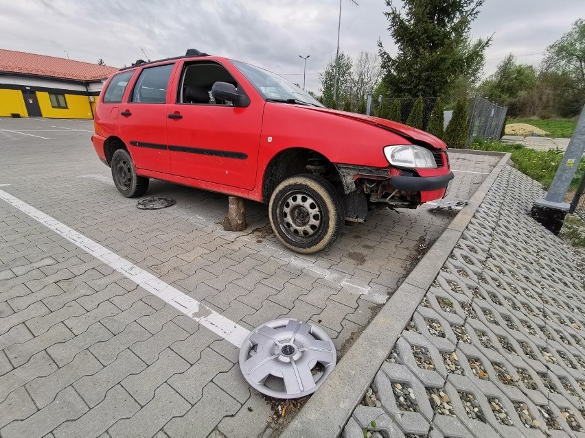 Czerwony seat w potoku na ul. Obozowej w Przemyślu. Ktoś zepchnął samochód z drogi [ZDJĘCIA]