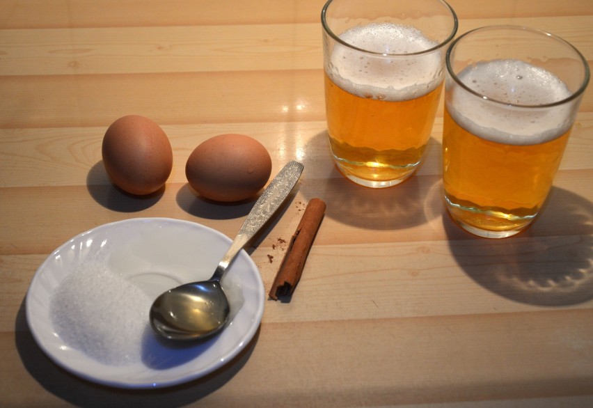 Składniki na grzane piwo z jajkiem: pół litra wybranego...