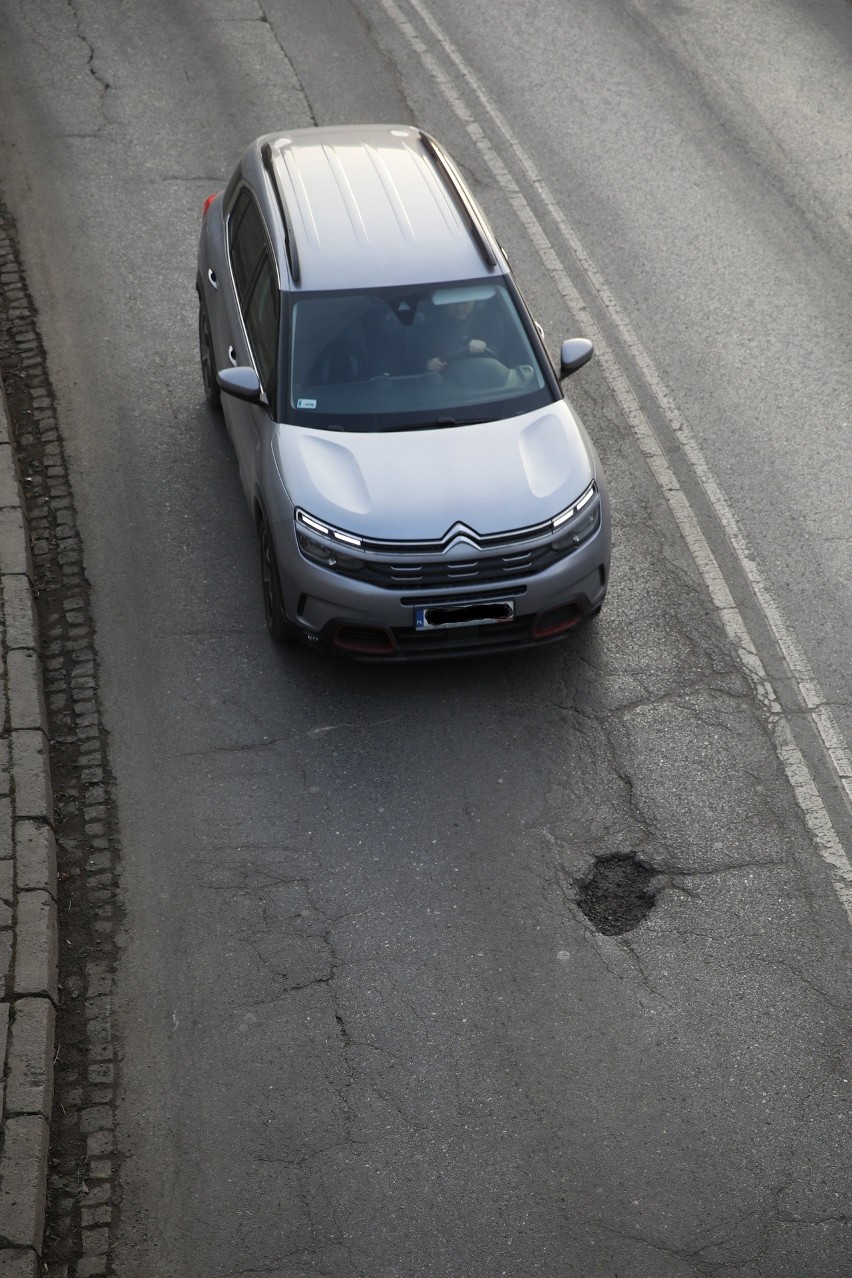 Najbardziej dziurawe drogi Krakowa. Wiele ulic po zimie wymaga pilnej naprawy [ZDJĘCIA]